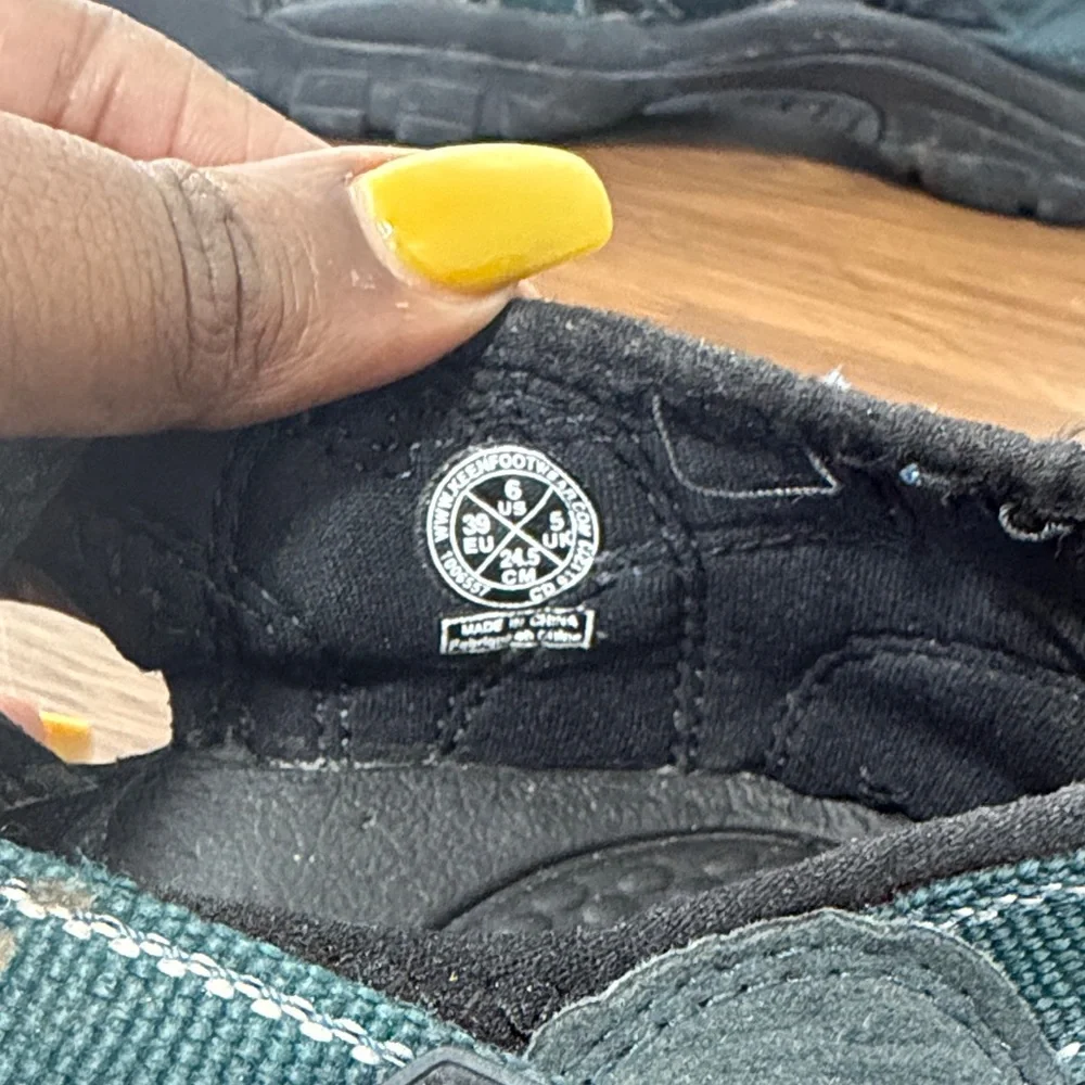 Keen Women's Black and Teal Green Sandals‎ Sz 6